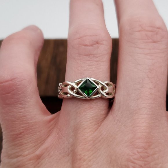 Size 7.75 925 Sterling Silver Celtic Style Green Glass Gem Ring - Picture 3 of 9